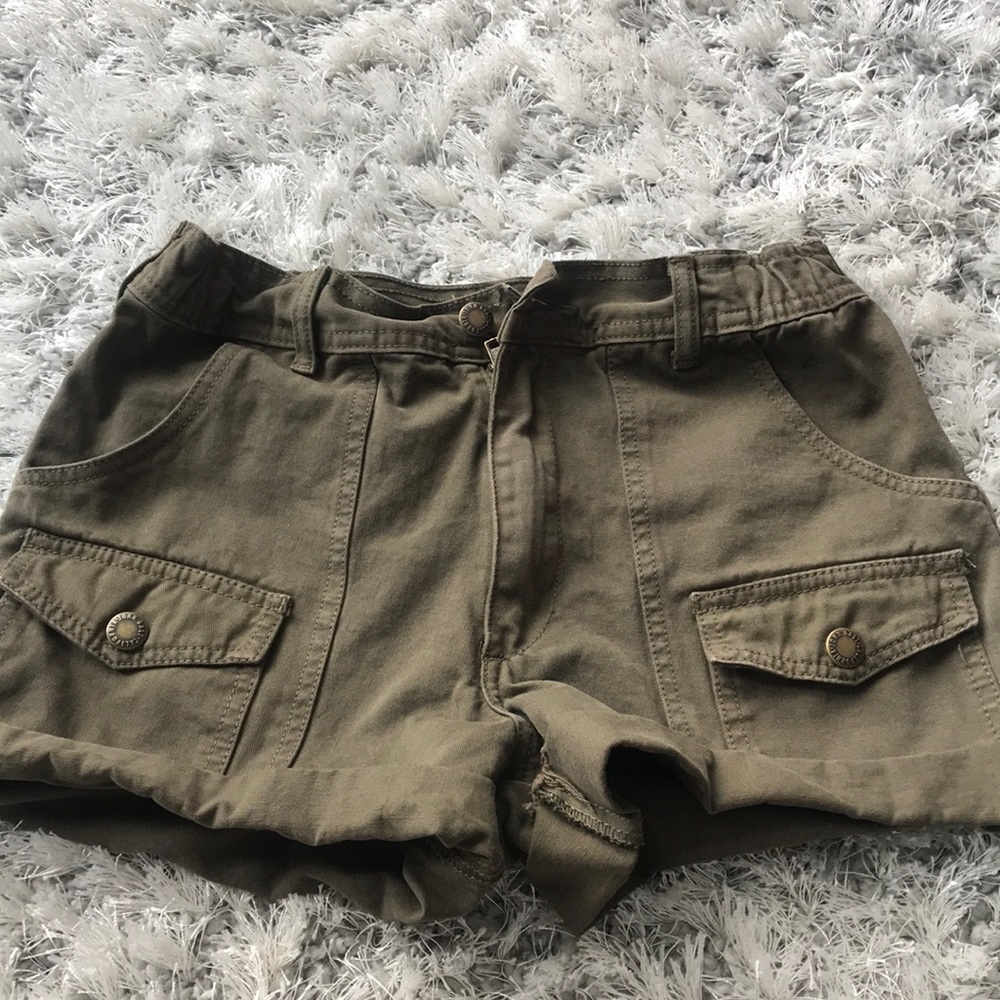 Brandy Melville army green cargo shorts